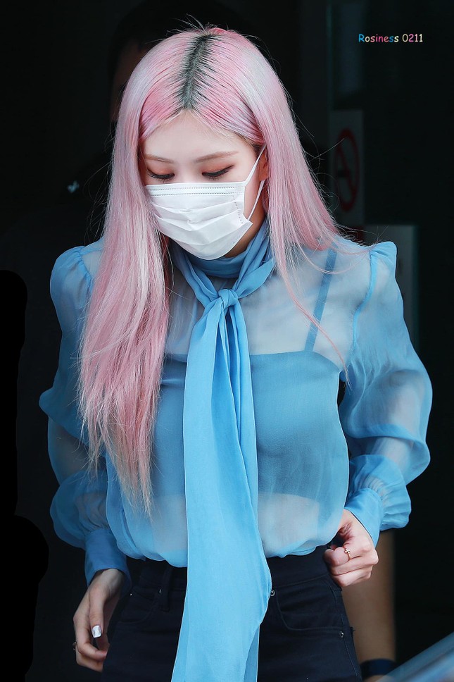 Táo bạo diện áo xuyên thấu, Rosé được khen ngợi vì chọn đồ phụ trợ quá tinh tế ảnh 2