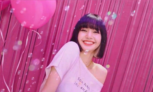 Lisa mang khoe dây chuyền đặc biệt mà sao fan lại thấy thương em út BLACKPINK quá chừng? ảnh 7