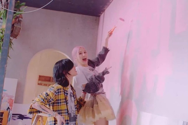 Diễn cảnh tình cảm quá ngọt trong Lovesick Girls, Rosé bị nghi hẹn hò với mỹ nam YG Ent ảnh 2