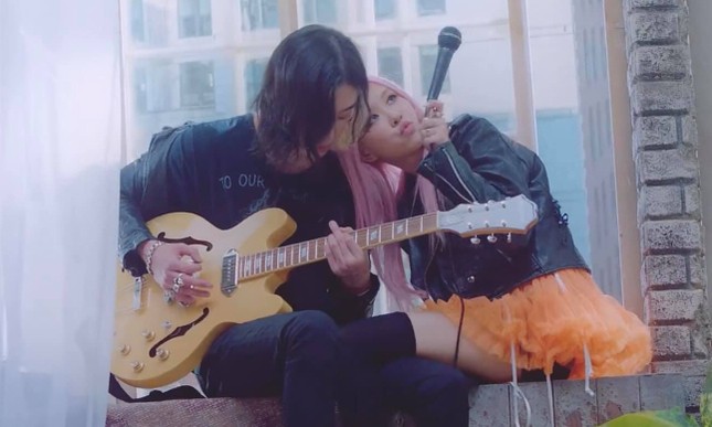 Diễn cảnh tình cảm quá ngọt trong Lovesick Girls, Rosé bị nghi hẹn hò với mỹ nam YG Ent ảnh 3