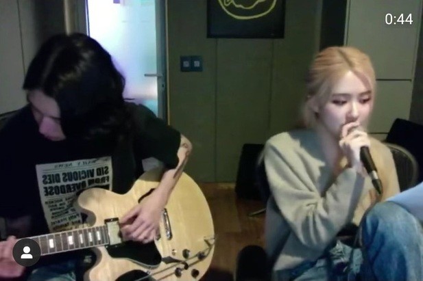 Diễn cảnh tình cảm quá ngọt trong Lovesick Girls, Rosé bị nghi hẹn hò với mỹ nam YG Ent ảnh 5