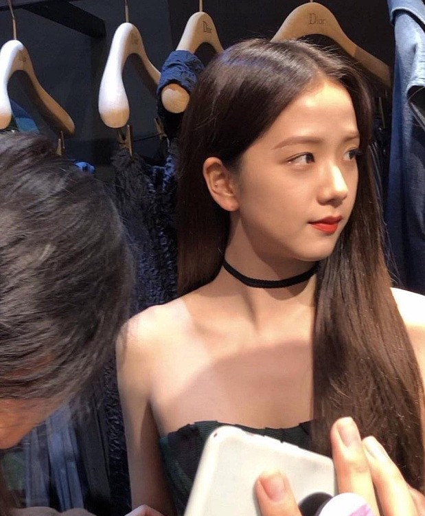 Cả rừng đèn flash cũng không thể “dìm hàng” chị cả BLACKPINK: Đơn giản vì Jisoo quá đẹp! ảnh 2