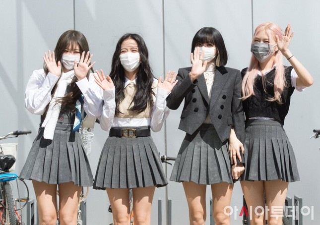 Nhóm nữ nào cũng mặc đồng phục lên “Knowing Bros” nhưng BLACKPINK đẳng cấp nhất ảnh 2