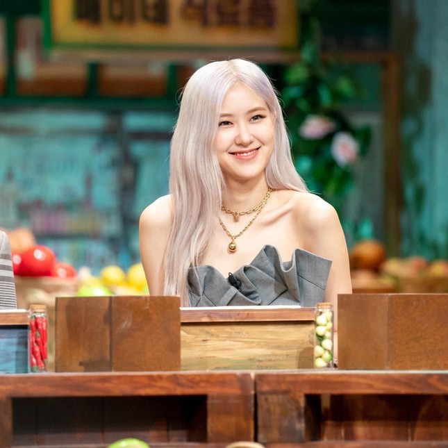 Vừa mới chê stylist chọn đồ dìm dáng Rosé, netizen phải “quay xe” vì màn phối đồ quá đỉnh ảnh 5