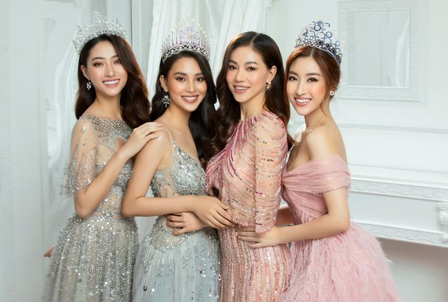 Ban tổ chức Hoa hậu Việt Nam 2020 cùng các Hoa hậu tới vùng lũ hỗ trợ miền Trung ảnh 2