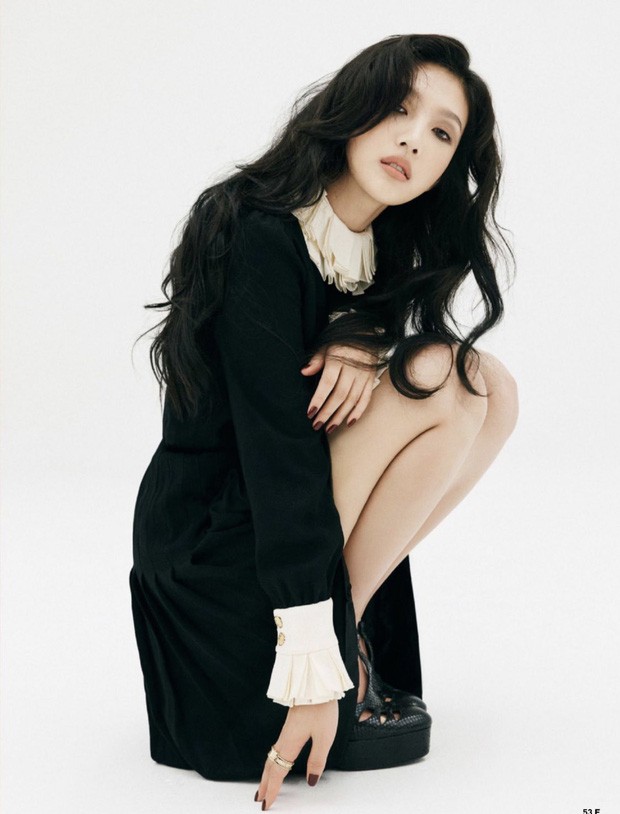 Hết Yeri bị bảo bắt chước Jennie, tới lượt Joy bị mang so sánh với Lisa vì đụng hàng ảnh 3