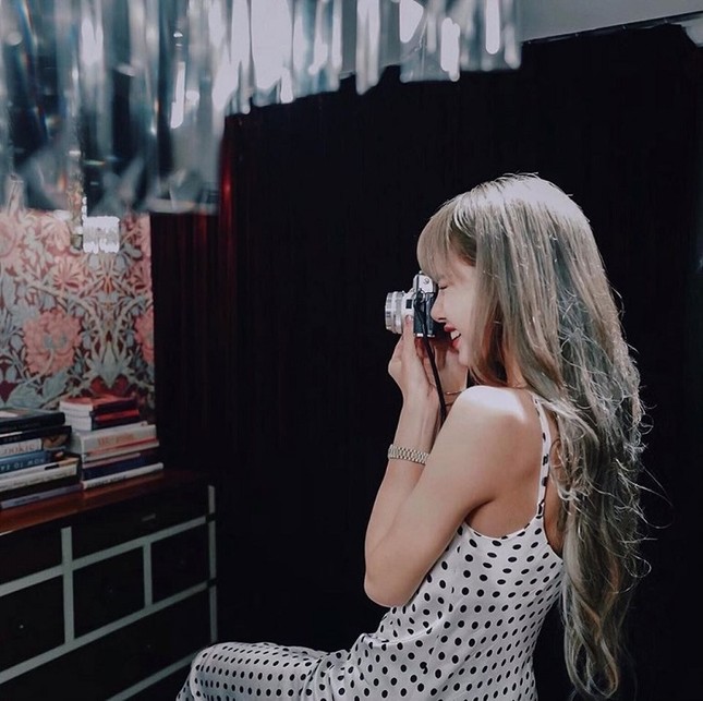 ELLE Trung Quốc thả nhẹ tấm hình Lisa, netizen “phát cuồng” về thứ này của em út BLACKPINK ảnh 3