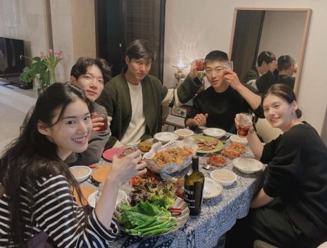 “Quân Vương Bất Diệt” tung ảnh hội ngộ, Lee Min Ho - Kim Go Eun có hành động bất thường ảnh 2