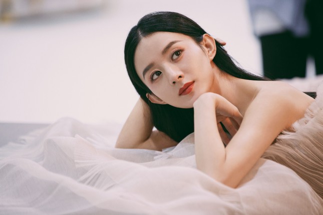 Triệu Lệ Dĩnh khiến fan lo lắng vì giảm cân quá đà, lộ vẻ tiều tụy dù diện đồ Dior ảnh 5