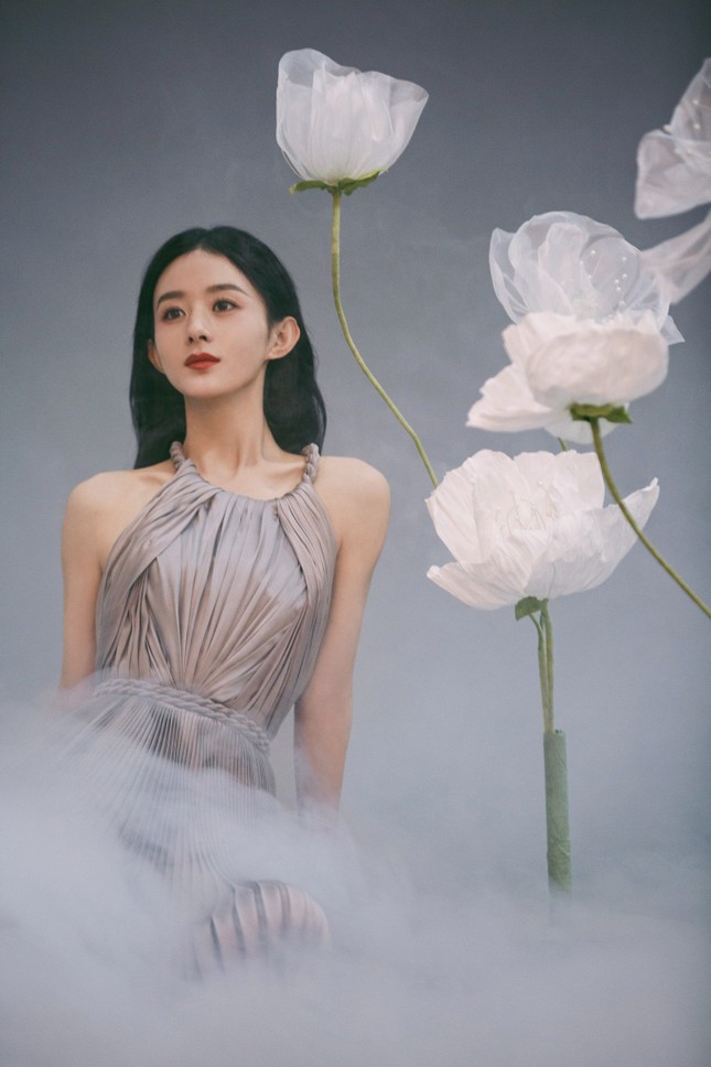 Triệu Lệ Dĩnh khiến fan lo lắng vì giảm cân quá đà, lộ vẻ tiều tụy dù diện đồ Dior ảnh 7