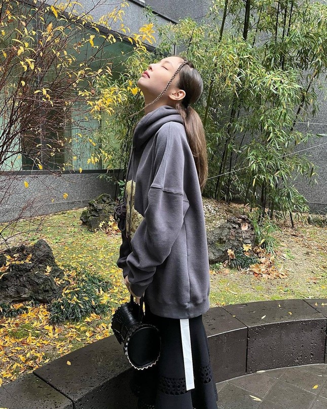 Cạn lời với phong cách mới của Jennie: Từ kiểu tóc đến trang phục đều dị đến không tưởng ảnh 5