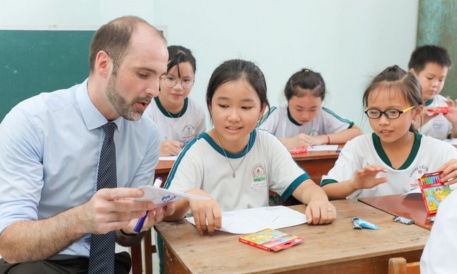 Món quà 20/11 đầy ý nghĩa của thầy trò tỉnh Vĩnh Long: Được tặng hơn 3000 cuốn sách ảnh 2