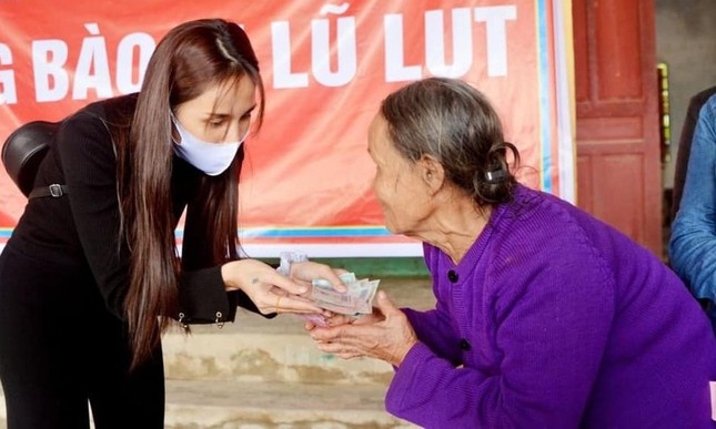 Kết thúc những ngày cứu trợ miền Trung, Thủy Tiên gây bất ngờ với hành động “chơi đẹp” này ảnh 2