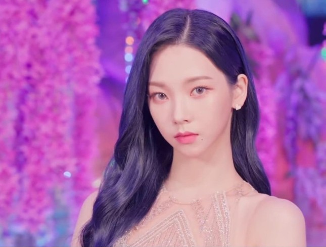 Thêm lý do khiến netizen Hàn công nhận Karina (aespa) là “Nữ thần sắc đẹp” mới của K-Pop ảnh 6
