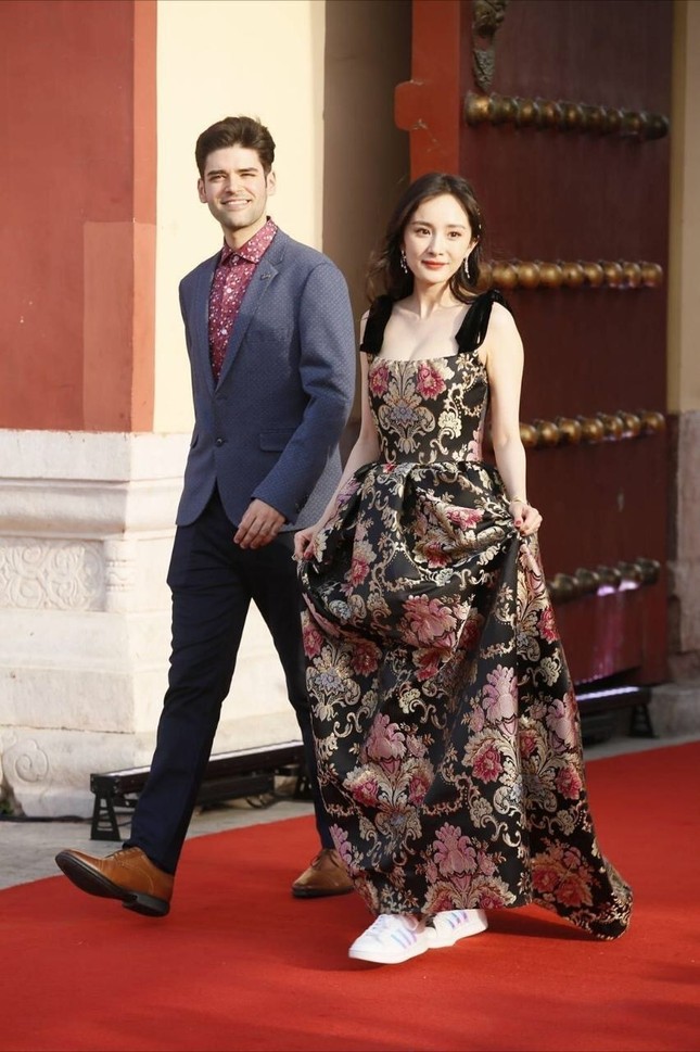 Dương Mịch diện giày thể thao lên thảm đỏ: Cá tính, mạnh mẽ hay thiếu phép tắc, chơi trội? ảnh 5