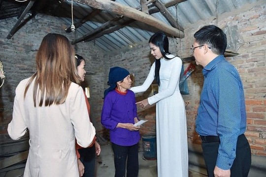 Rút cục thì Tiểu Vy đã thì thầm điều gì với Hoa hậu Đỗ Thị Hà trong đêm chung kết? ảnh 3