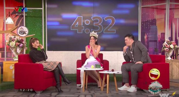 Rút cục thì Tiểu Vy đã thì thầm điều gì với Hoa hậu Đỗ Thị Hà trong đêm chung kết? ảnh 2