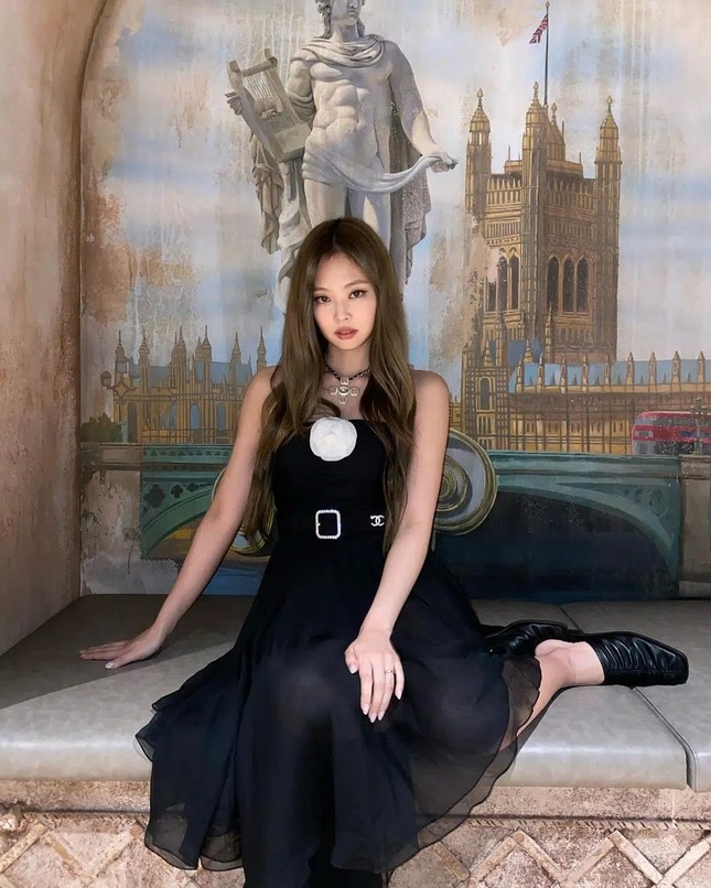 Nhìn Jennie đụng hàng váy Chanel với “Mưu nữ lang” mới thấy “quan trọng vẫn là thần thái” ảnh 5