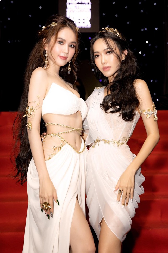 Giờ thì netizen đã biết vì sao Linh Chi vô tư ngồi vào ghế dành cho Nhã Phương ảnh 3