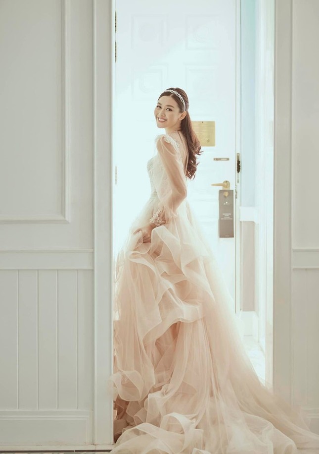 Á hậu Tường San khoe thêm ảnh cưới: Váy đã đẹp, dung nhan cô dâu còn kiều diễm hơn nữa ảnh 2