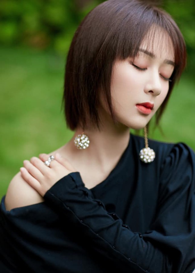 Sau khi bị chê vì mặc váy hở vai, Dương Tử đã ngại ngần đến mức phải làm việc này ảnh 3