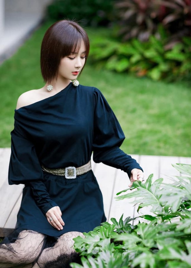 Sau khi bị chê vì mặc váy hở vai, Dương Tử đã ngại ngần đến mức phải làm việc này ảnh 4