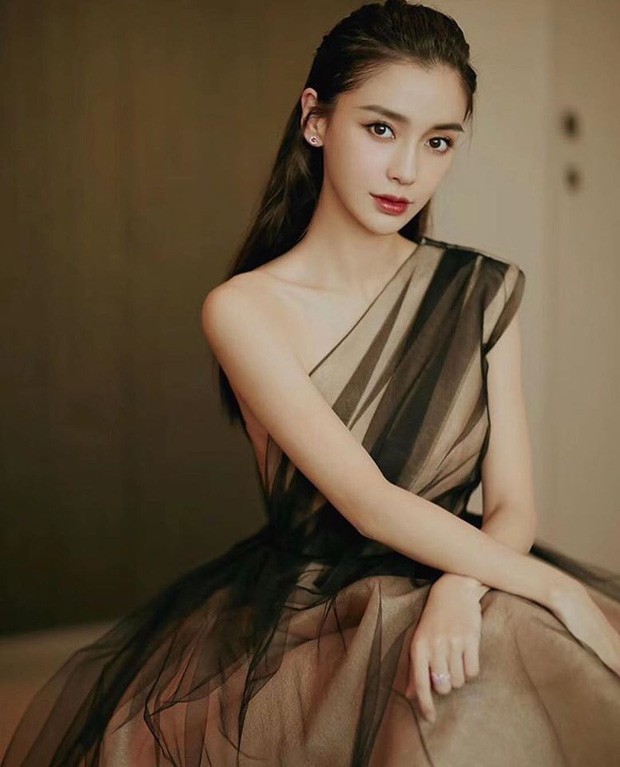 Bộ váy kỳ diệu của showbiz: Mỹ nhân nào diện cũng khiến netizen thán phục vì quá đẹp ảnh 6