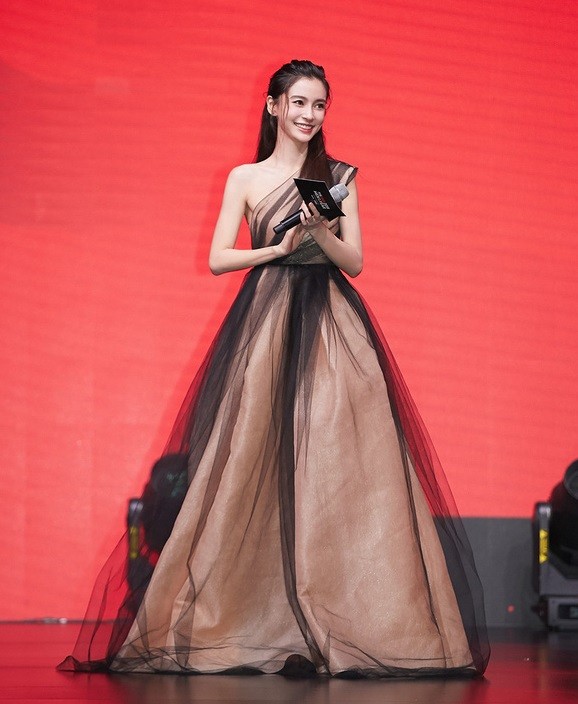 Bộ váy kỳ diệu của showbiz: Mỹ nhân nào diện cũng khiến netizen thán phục vì quá đẹp ảnh 5