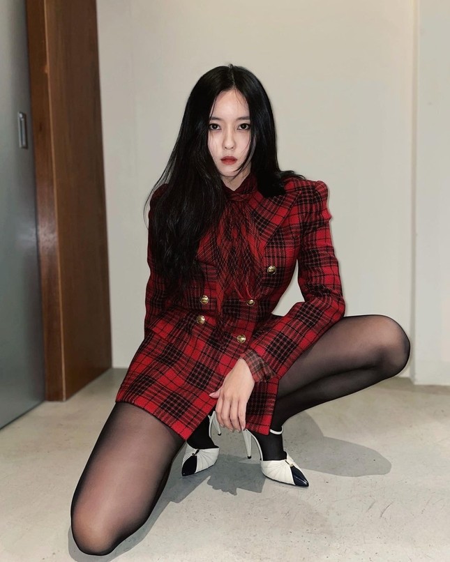 Là đại sứ toàn cầu cho YSL nhưng Rosé (BLACKPINK) lại bị so sánh khí chất với Hyomin ảnh 3