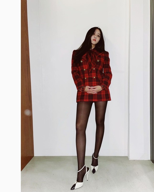 Là đại sứ toàn cầu cho YSL nhưng Rosé (BLACKPINK) lại bị so sánh khí chất với Hyomin ảnh 4