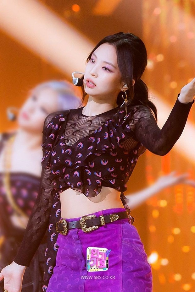 Ngoài BLACKPINK, nhiều idol cũng mê mẩn trang phục trăng lưỡi liềm dù rất khó mặc đẹp ảnh 2