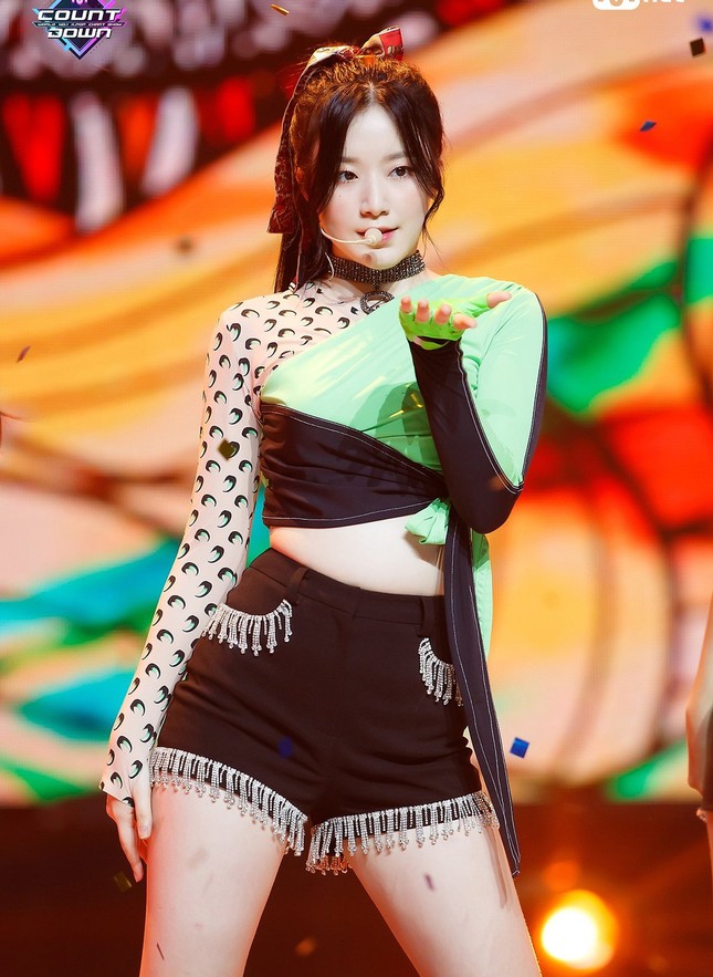 Ngoài BLACKPINK, nhiều idol cũng mê mẩn trang phục trăng lưỡi liềm dù rất khó mặc đẹp ảnh 10