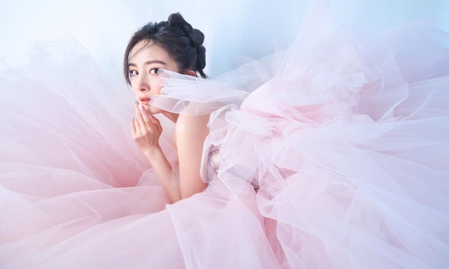 Lai lịch gây sốc của chiếc váy hồng “xa xỉ nhưng chẳng đẹp” mà Dương Mịch vừa diện ảnh 9