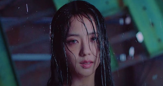 MV Lovesick Girls có một cảnh quay tưởng đơn giản lại là “nhiệm vụ bất khả thi” với Jisoo ảnh 1