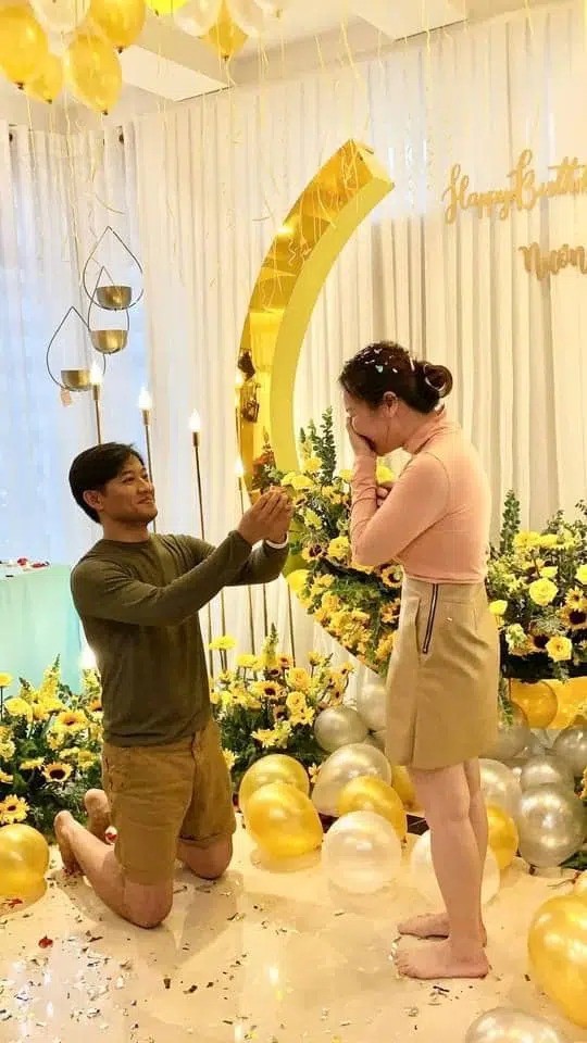 Khoảnh khắc cầu hôn của Quý Bình bất ngờ bị netizen "mổ xẻ" vì một hành động sai sai ảnh 1