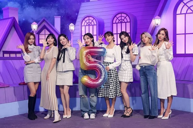 Nayeon (TWICE) năm lần bảy lượt mặc đồ một mình một kiểu, muốn chơi trội hay gì? ảnh 2