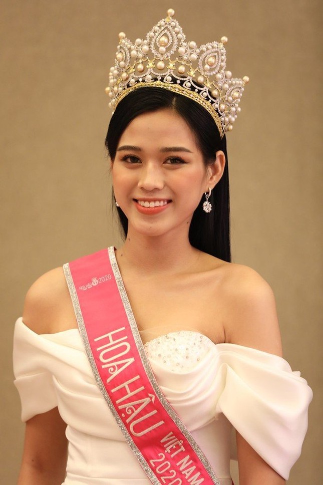 Chỉ cần đổi cách trang điểm, Hoa hậu Đỗ Thị Hà đã thăng hạng nhan sắc đến khó nhận ra ảnh 2