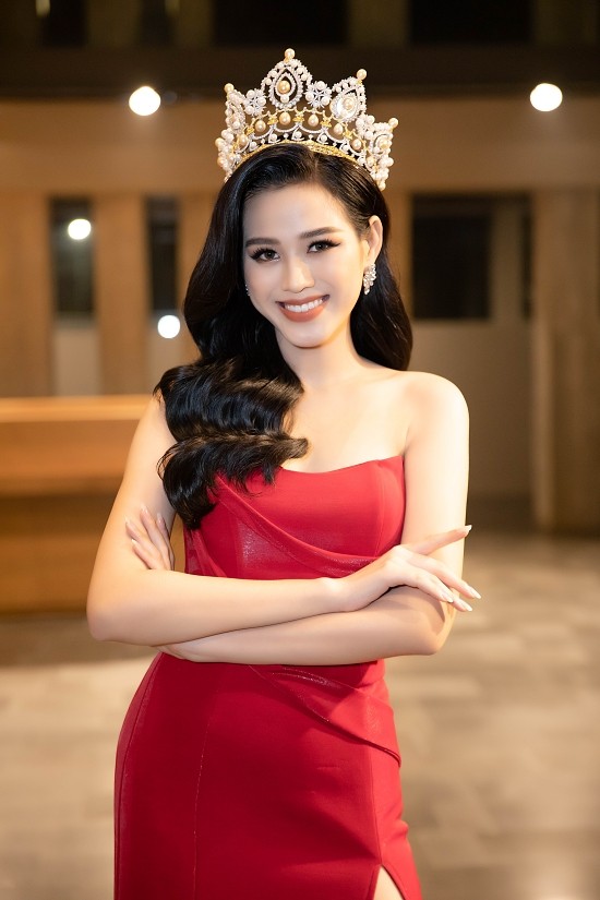 Lần đầu tiên hai Hoa hậu Đỗ Thị Hà và Mỹ Linh đụng hàng: Xinh đẹp bất phân thắng bại ảnh 2
