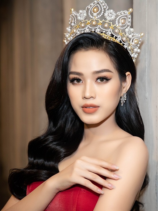 Lần đầu tiên hai Hoa hậu Đỗ Thị Hà và Mỹ Linh đụng hàng: Xinh đẹp bất phân thắng bại ảnh 3