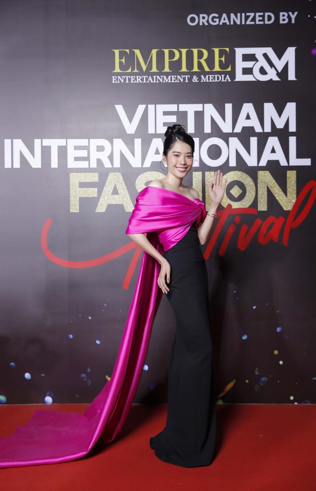 Nhìn Nam Em đụng hàng với Hoa hậu Đỗ Mỹ Linh mới thấy quan trọng vẫn là thần thái ảnh 2