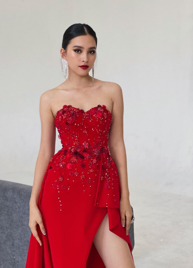 Ngắm nhìn những bộ váy đẹp nhất của Hoa hậu Tiểu Vy: Xứng danh Nữ hoàng thảm đỏ! ảnh 2