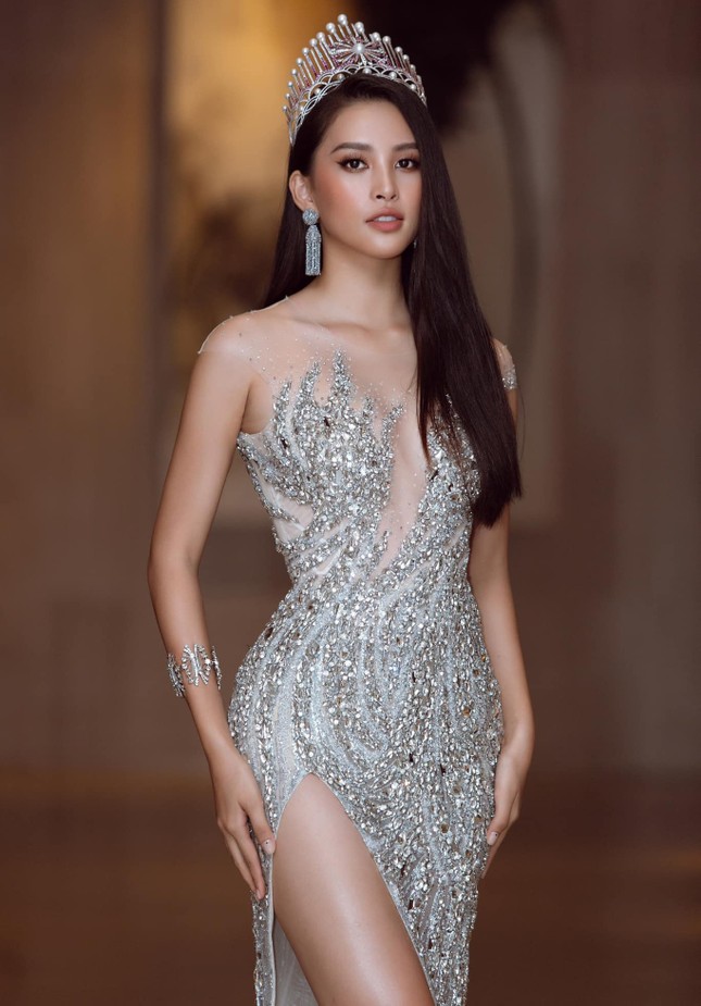 Ngắm nhìn những bộ váy đẹp nhất của Hoa hậu Tiểu Vy: Xứng danh Nữ hoàng thảm đỏ! ảnh 8