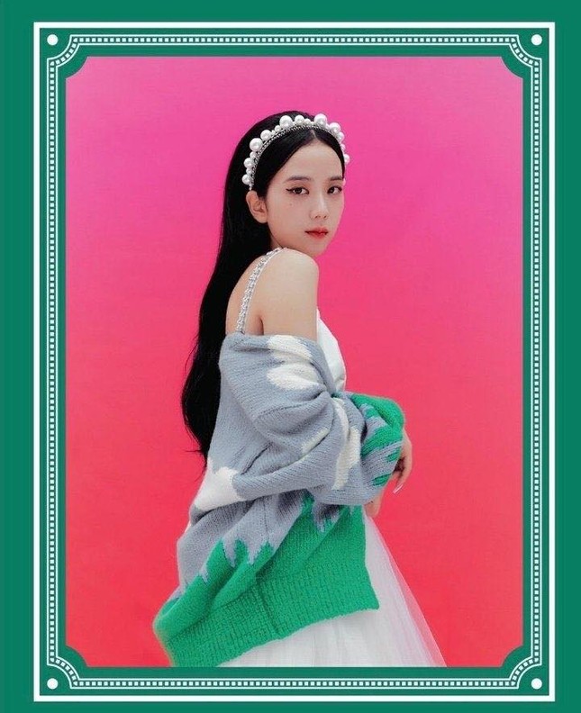 Bạn có thấy chiếc bờm ngọc trai của Jisoo (BLACKPINK) trong hình này nhìn rất quen? ảnh 2