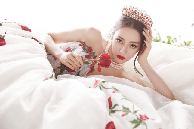Địch Lệ Nhiệt Ba tự khen mình hết lời nhưng bất ngờ hơn là phản ứng của khán giả ảnh 4