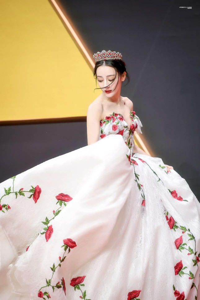 Chỉ vì một bộ váy mà Angela Baby bị mang tiếng bắt chước đàn em Địch Lệ Nhiệt Ba ảnh 6