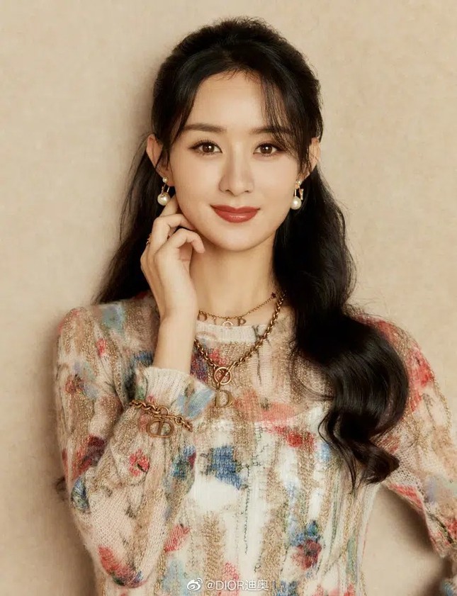 Cùng xách túi Dior nhưng vì đâu Jisoo được khen còn Triệu Lệ Dĩnh bị bảo thiếu khí chất? ảnh 2