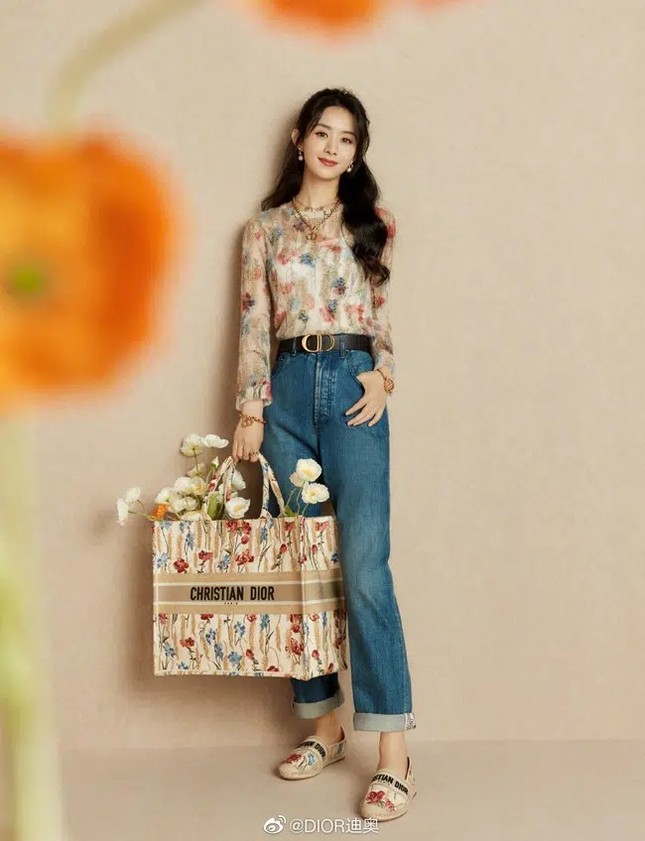 Cùng xách túi Dior nhưng vì đâu Jisoo được khen còn Triệu Lệ Dĩnh bị bảo thiếu khí chất? ảnh 4