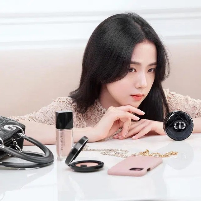 Dior cùng lúc tung ảnh mới của Jisoo và Angela Baby: Nàng thơ nào thần thái ấn tượng hơn? ảnh 5