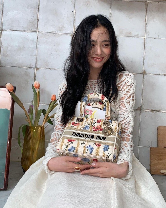 Cùng xách túi Dior nhưng vì đâu Jisoo được khen còn Triệu Lệ Dĩnh bị bảo thiếu khí chất? ảnh 6