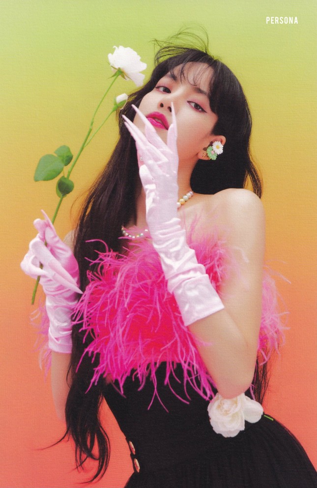 Đụng hàng chiếc áo kén dáng với Red Velvet, Lisa chứng tỏ “trình” phối đồ đỉnh cao ảnh 2